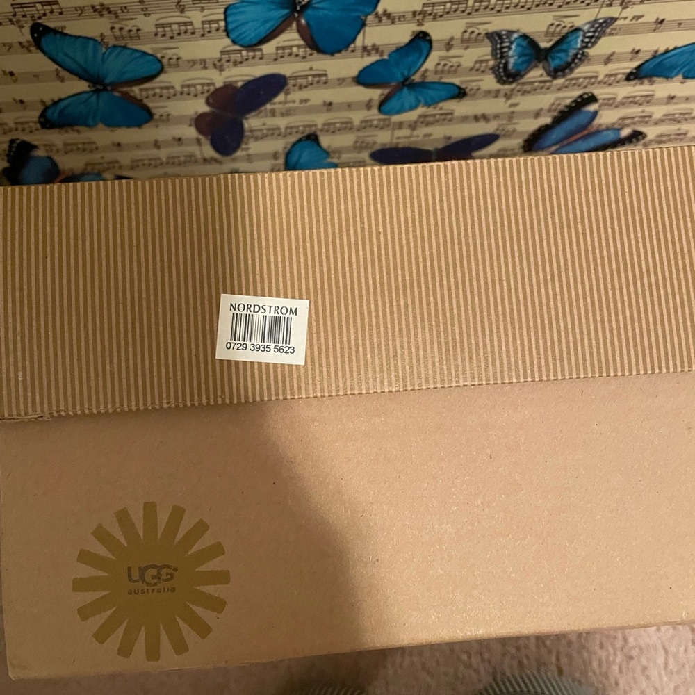 Clearance: “UGG” kids 6 women’s 8-8.5! - Picture 3 of 10